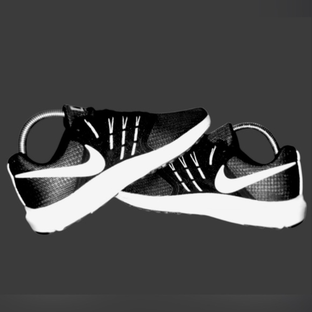 Nike Run Swift Black And white
